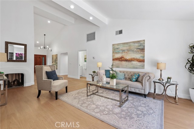 Detail Gallery Image 7 of 25 For 4424 Deanwood Dr, Woodland Hills,  CA 91364 - 5 Beds | 5/1 Baths