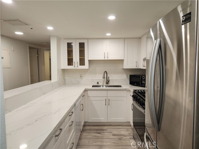 Detail Gallery Image 5 of 19 For 413 Hawthorne #102,  Glendale,  CA 91204 - 2 Beds | 2 Baths