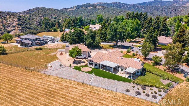 13288 Oak Crest Drive, Yucaipa CA: https://media.crmls.org/medias/a8e9820e-ca4d-43ad-b396-955883a4fbec.jpg