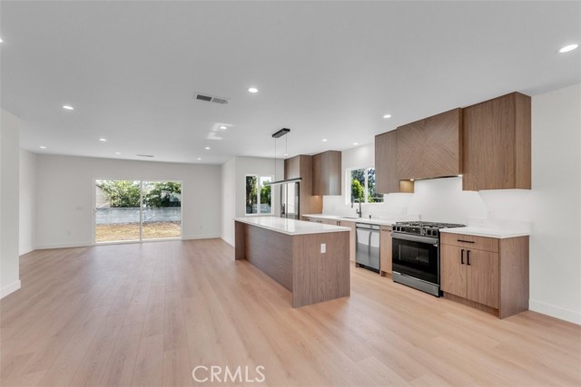 11240 Lull Street, Sun Valley CA: https://media.crmls.org/medias/a8eb554e-1d9c-4688-ab97-a05bc5c8ed7a.jpg