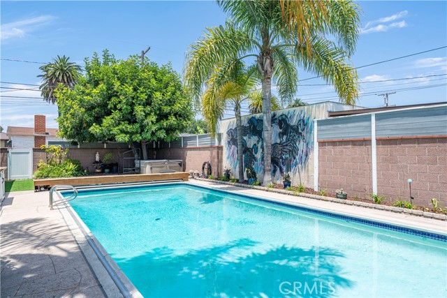 2325 Golden Avenue, Long Beach CA: https://media.crmls.org/medias/a8f05c68-f7ab-4665-b563-af4a86e7d2af.jpg
