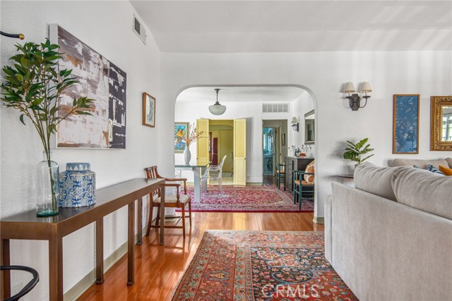 Detail Gallery Image 7 of 38 For 8246 4th St, Los Angeles,  CA 90048 - 2 Beds | 2 Baths