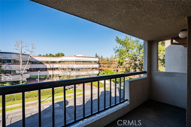 Detail Gallery Image 1 of 1 For 5510 Owensmouth Ave #313,  Woodland Hills,  CA 91367 - 2 Beds | 2 Baths