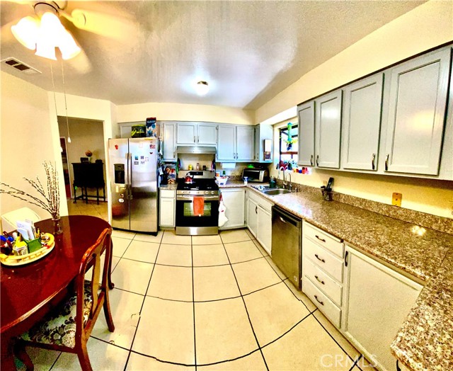 526 W Avenue J5, Lancaster CA: https://media.crmls.org/medias/a8f4e255-9277-4d39-8132-927486cc1924.jpg