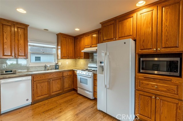 931 5th Street, Hermosa Beach, California 90254, 6 Bedrooms Bedrooms, ,2 BathroomsBathrooms,Residential,Sold,5th,SB22187324