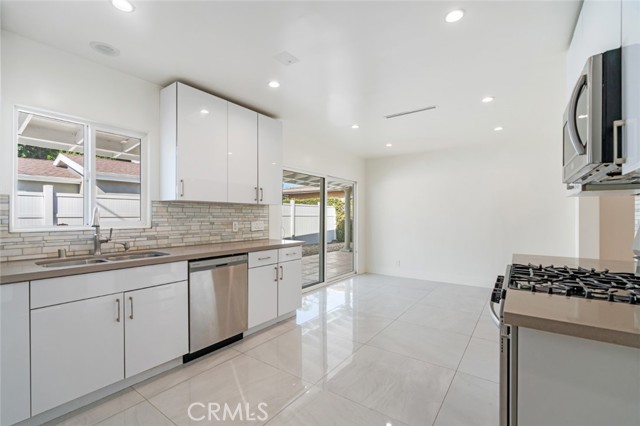 Detail Gallery Image 15 of 54 For 6015 Laurelgrove, North Hollywood,  CA 91606 - 5 Beds | 5 Baths