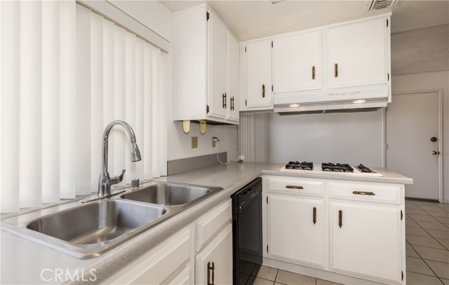 Detail Gallery Image 7 of 22 For 526 Nottingham Dr, Redlands,  CA 92373 - 4 Beds | 2 Baths