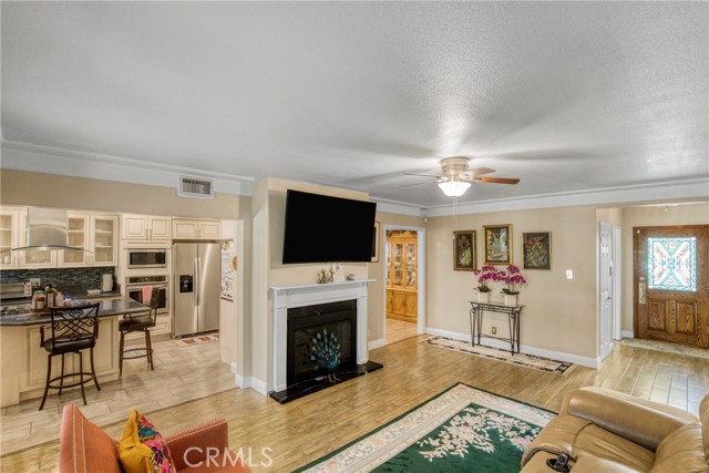 Detail Gallery Image 4 of 20 For 19016 Runnymede, Reseda,  CA 91335 - 3 Beds | 2 Baths