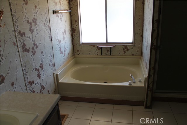 Tub in primary bathroom