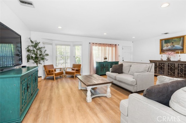 Detail Gallery Image 6 of 56 For 6608 Saint Clair Ave, North Hollywood,  CA 91606 - 4 Beds | 3 Baths