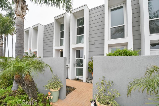 Detail Gallery Image 1 of 20 For 3957 Warner Ave, Huntington Beach,  CA 92649 - 2 Beds | 2 Baths