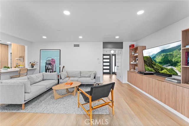 2924 Royal Palm Drive, Costa Mesa CA: https://media.crmls.org/medias/a90843f0-c67a-40df-8f28-098435567ef3.jpg