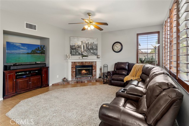 Detail Gallery Image 8 of 18 For 29570 Silver Buckle Ct, Highland,  CA 92346 - 5 Beds | 2/1 Baths