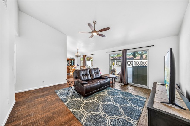 Detail Gallery Image 4 of 28 For 381 Roundtree Glen, Escondido,  CA 92026 - 2 Beds | 1 Baths