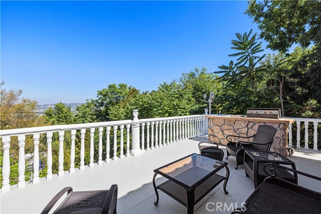 3916 Carnavon Way, Los Angeles CA: https://media.crmls.org/medias/a90bc978-01e3-4657-827b-3e23a7e38687.jpg