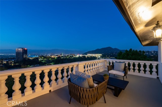 Detail Gallery Image 38 of 41 For 3556 Multiview Dr, Los Angeles,  CA 90068 - 5 Beds | 5/1 Baths