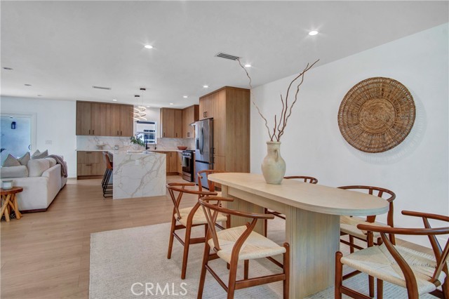 Detail Gallery Image 2 of 34 For 18406 Jovan St, Tarzana,  CA 91335 - 5 Beds | 4 Baths