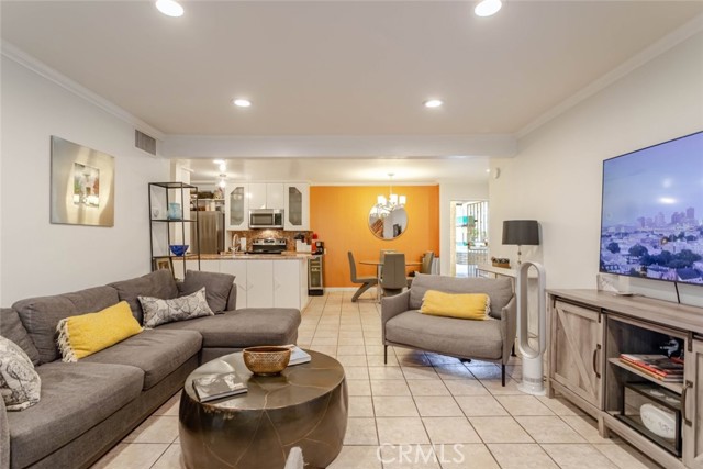 Detail Gallery Image 4 of 36 For 5460 White Oak, Encino,  CA 91316 - 2 Beds | 2 Baths