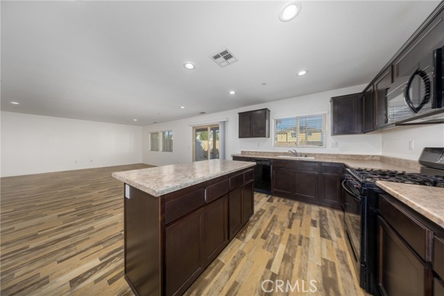 Detail Gallery Image 7 of 29 For 6949 Dewpoint Way, Fontana,  CA 92336 - 4 Beds | 3 Baths