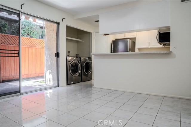 Detail Gallery Image 6 of 12 For 13112 Moorpark #2,  Sherman Oaks,  CA 91423 - 2 Beds | 2/1 Baths