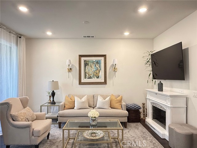 Detail Gallery Image 2 of 15 For 22885 Acoustic, Saugus,  CA 91350 - 2 Beds | 2/1 Baths