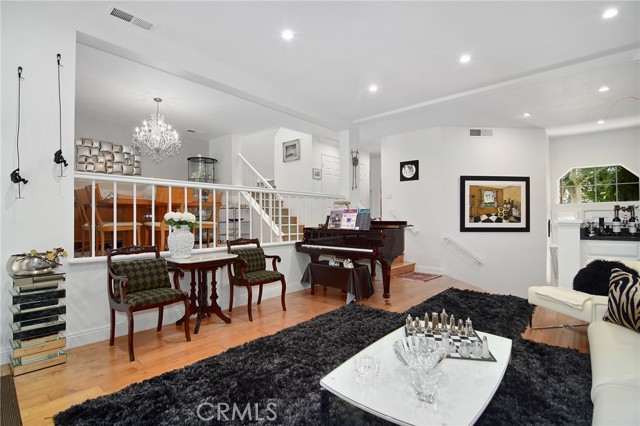 Detail Gallery Image 9 of 33 For 20950 Oxnard St #11,  Woodland Hills,  CA 91367 - 3 Beds | 2/1 Baths