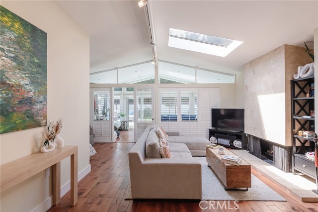 Detail Gallery Image 2 of 10 For 439 S Prospect Ave, Manhattan Beach,  CA 90266 - 3 Beds | 2 Baths
