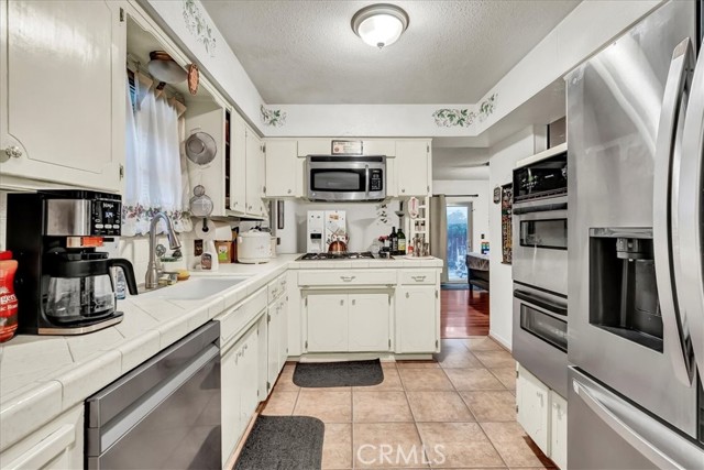 355 Kenwood Drive, Lemoore CA: https://media.crmls.org/medias/a92348e9-897a-4936-b136-164e117f064c.jpg
