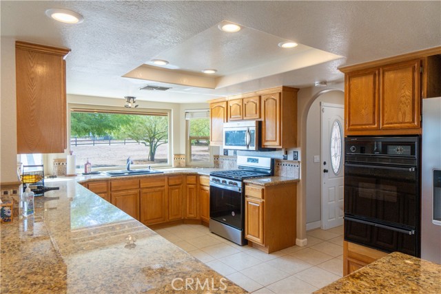 Detail Gallery Image 4 of 75 For 14064 Tioga, Oak Hills,  CA 92344 - 5 Beds | 2/1 Baths