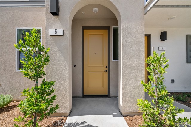 Detail Gallery Image 2 of 28 For 9423 N Sepulveda Blvd #1,  North Hills,  CA 91343 - 3 Beds | 3/1 Baths