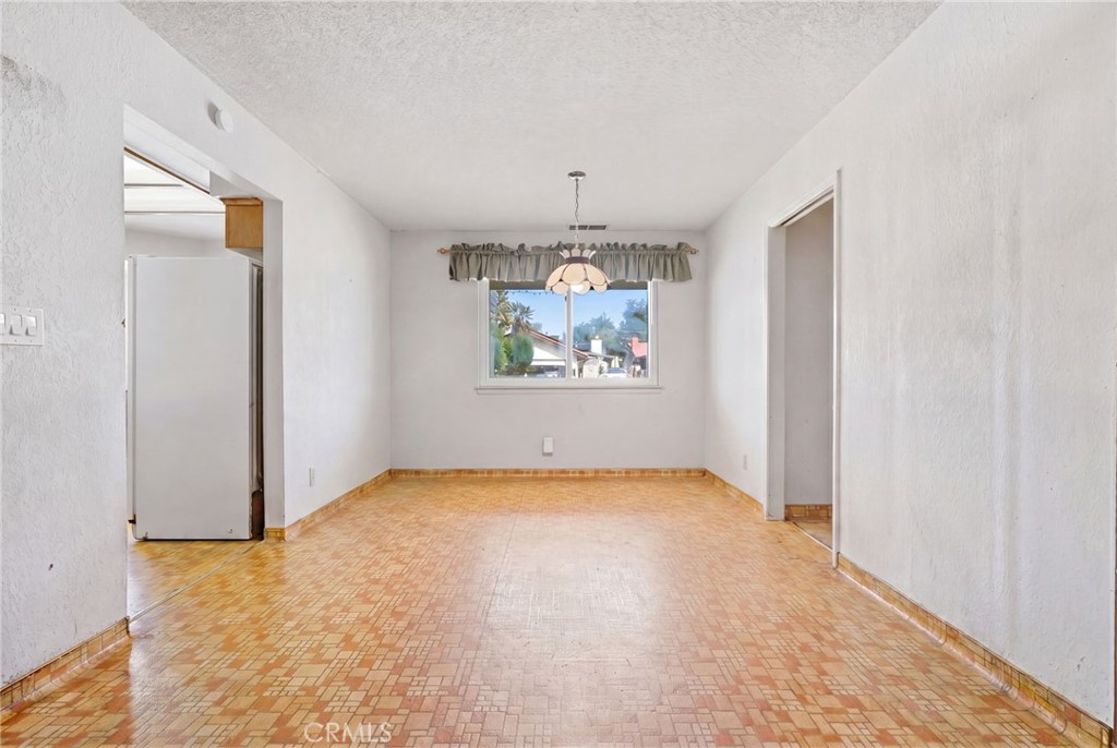 https://media.crmls.org/medias/a930ed10-4eb1-4003-8281-c51a8525a03b.jpg?preset=X-Large
