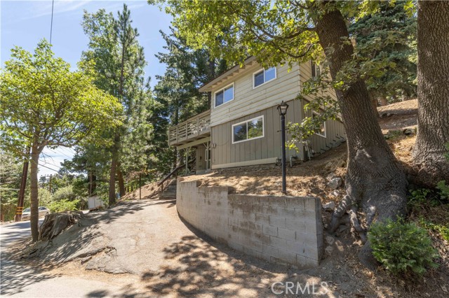 Detail Gallery Image 3 of 37 For 860 E Victoria Ct, Lake Arrowhead,  CA 92352 - 2 Beds | 1/1 Baths