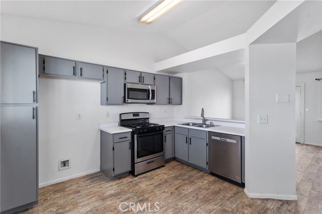 Detail Gallery Image 9 of 21 For 1049 Barrington, Rosamond,  CA 93560 - 3 Beds | 2 Baths