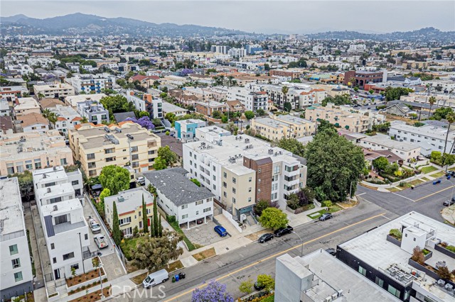 4813 Oakwood Avenue, Los Angeles CA: https://media.crmls.org/medias/a93836fd-c8f2-4da6-83dd-423266a90042.jpg