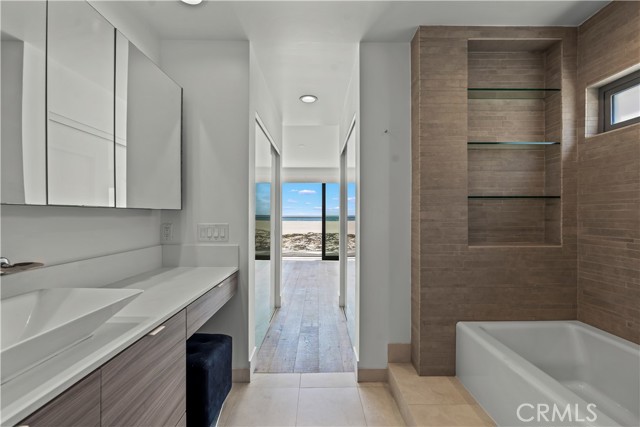 Detail Gallery Image 16 of 37 For 816 W Oceanfront, Newport Beach,  CA 92661 - 5 Beds | 6 Baths