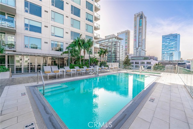 1050 S Grand Avenue, Los Angeles CA: https://media.crmls.org/medias/a93fe599-5097-498a-a650-d7cd7b4cb9fa.jpg
