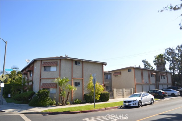 4500 N Lakewood Boulevard Long Beach, California We are pleased to present a 13-unit apartment building located in Long Beach, California. Built in 1962, the subject property consists of 7,742 rentable square feet spread throughout a 7,313 square foot lot. The unit mix consists ten 1-bedroom / 1-bathroom units and three 2- bedroom / 1-bathroom units. It has a pitched roof and contains nine garages. Owners enjoy the high demand for rentals in a coastal city of Southern California. Tenants enjoy living between Bixby Knolls and Lakewood where there are many shops, restaurants, cafes, entertainment venues and grocery stores.
