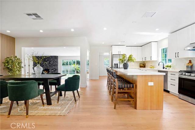 Detail Gallery Image 2 of 55 For 18324 Sylvan St, Tarzana,  CA 91335 - 4 Beds | 2 Baths