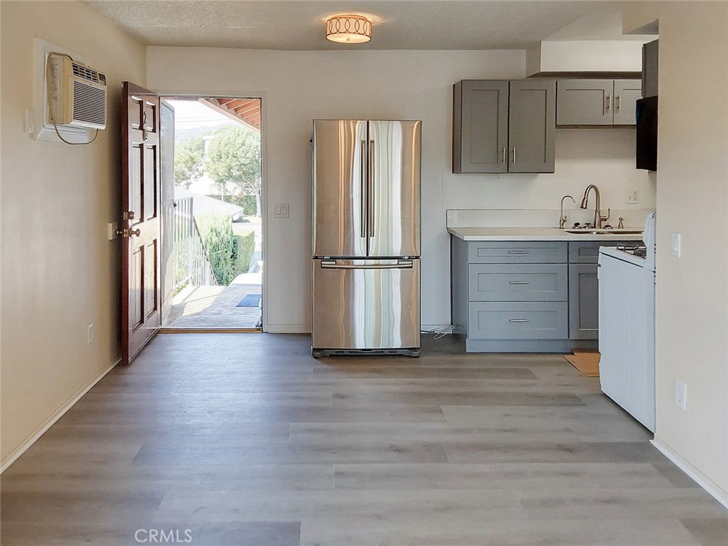 https://media.crmls.org/medias/a94498a1-b5c9-4f37-a183-e21beca874a3.jpg?preset=X-Large