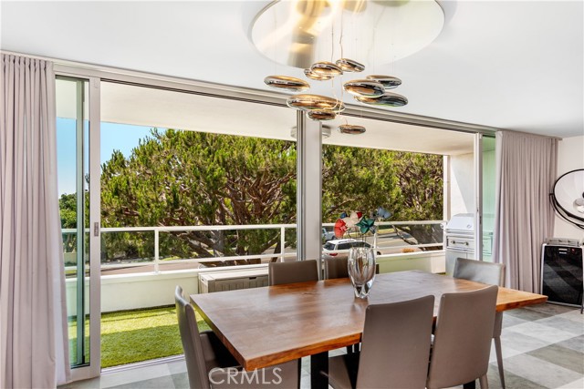 Dining room just off the kitchen with Fleetwood floor to ceiling sliding doors