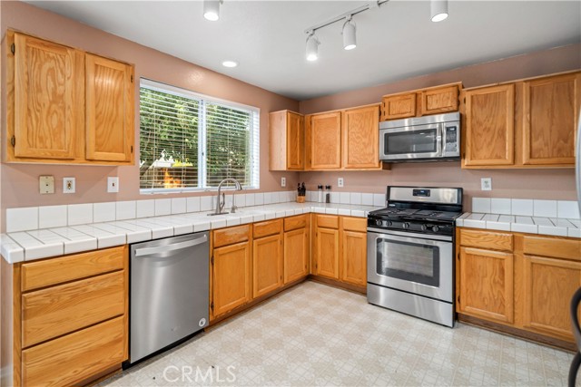 Detail Gallery Image 9 of 40 For 3039 Holline Ct, Lancaster,  CA 93535 - 4 Beds | 2/1 Baths