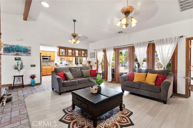 Detail Gallery Image 11 of 56 For 19985 Red Feather, Apple Valley,  CA 92307 - 3 Beds | 2/1 Baths