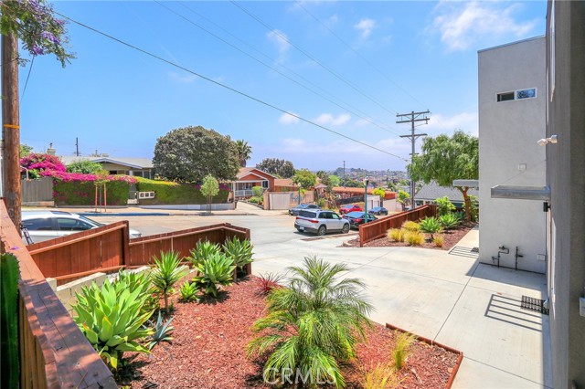 348 & 350 27th Street, San Diego CA: https://media.crmls.org/medias/a947bec8-b8b5-454b-98ea-c3b8d47f34f0.jpg