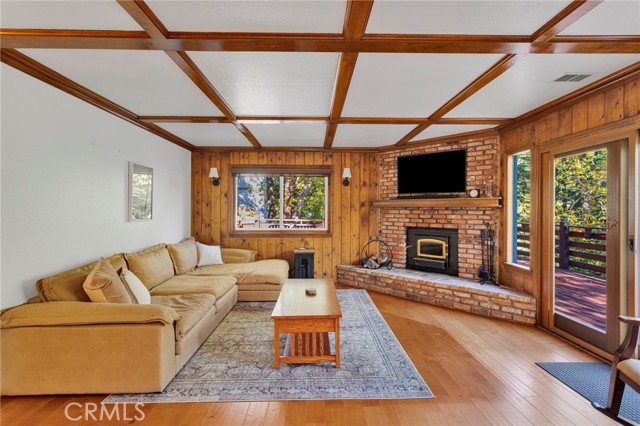 915 Trinity, Lake Arrowhead, CA 92352