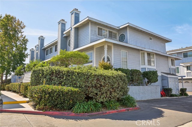 Detail Gallery Image 32 of 39 For 19130 Beachcrest Ln #E,  Huntington Beach,  CA 92646 - 3 Beds | 2/1 Baths