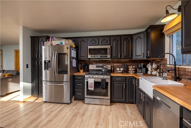 Detail Gallery Image 4 of 26 For 332 Grenfall Ln, Big Bear City,  CA 92314 - 3 Beds | 2 Baths