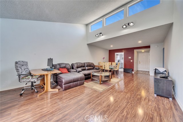 6151 Canterbury Drive, Culver City CA: https://media.crmls.org/medias/a95507bf-7beb-4234-b7ce-9124b44c936f.jpg