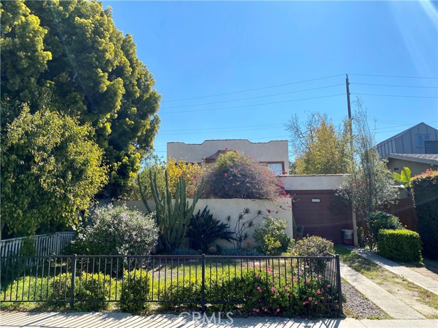 912 Superba Avenue Venice, California This multi-generational family-owned duplex is on the market for the first time in over 50 years and will be delivered vacant. The property is located on a beautiful and quiet stretch of the Oakwood neighborhood in Venice on Superba Ave., one block West of Lincoln Blvd. With a 91 Walk Score, the property is one block from Superba Food and Bread and a short 10-minute walk to Abbott Kinney.
Amazing opportunity as either a development play, or as a rehab on the existing duplex which also has a detached 1 car garage with access from Superba. There is also an attached 1 car garage off of the rear alley. The duplex sits on a large lot with a nice sized courtyard and patio. Therefore, this should be the perfect value add property that can be executed in a timely manner without the hassle of getting rent controlled units vacant.
The property consists of a 2 Bd/2 Ba upstairs unit, and a 2 Bd/2 Ba downstairs unit, both units are approximately 860 sq. ft. There is potential upside in converting the detached garage into a legal ADU plus parking. This is the perfect property for an owner/user to remodel, or seasoned developer with the ability to maximize land value.
Income and Expense figures are Proforma. Full Offering Memorandum included as an attachment to the listing.