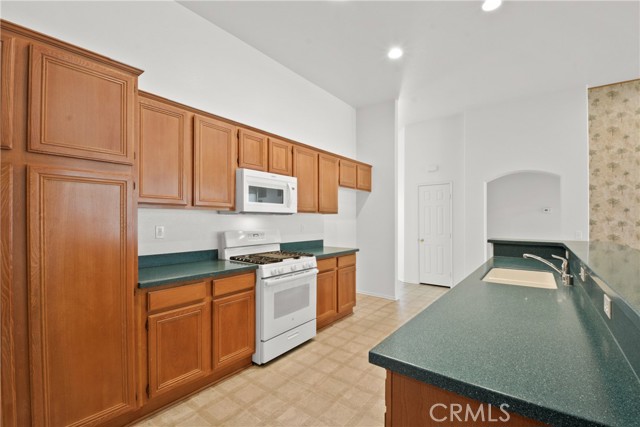 Detail Gallery Image 11 of 24 For 8910 Newcastle, Hesperia,  CA 92344 - 4 Beds | 3 Baths