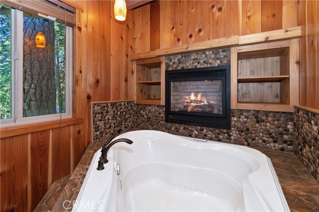 26621 Thunderbird Drive, Lake Arrowhead CA: https://media.crmls.org/medias/a95a3a56-a438-4ed6-85f5-6922de6e0fae.jpg